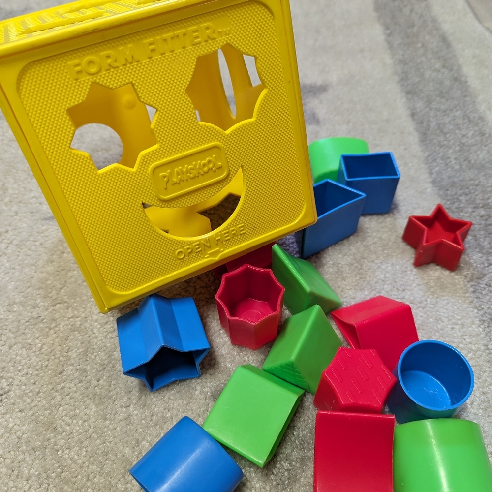 1981 PLAYSKOOL Kids Toy Child Form Fitter Shape Sorter with 15 Shapes
